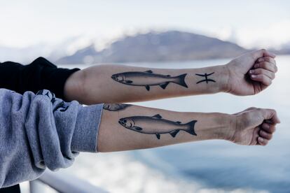 Los tatuajes de salmones de Lavon y Dasia Gall, madre e hija.