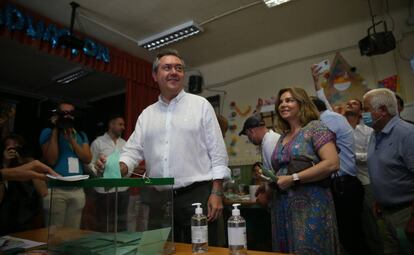 El candidato del PSOE a las elecciones andaluzas, Juan Espadas, vota en Sevilla.
