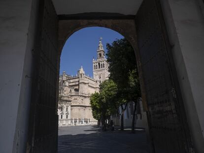 Imagen del casco histórico de Sevilla, con la Giralda al fondo, uno de los monumentos que la Iglesia ha inmatriculado a su nombre.