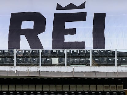 Miembros de una guardia de honor acompañan el féretro de Pelé, el martes en el estadio Vila Belmiro, en Santos.