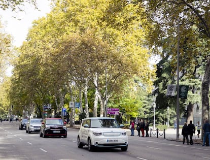 La comitiva de coches eléctricos, a su llegada al paseo del Prado (Madrid).