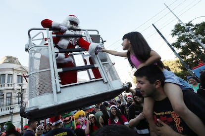 Un bombero vestido de Pap Noel saluda a una ni?a durante una celebracin navide?a en Valparaso, Chile.