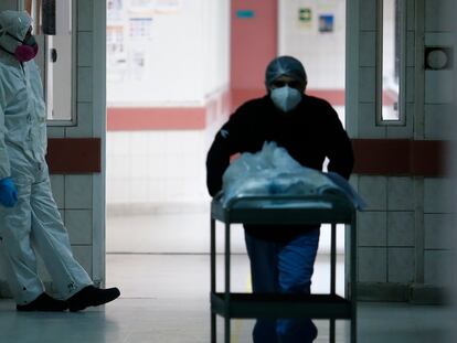 Un trabajador de la salud transporta una camilla en un hospital chileno, en una fotografía de archivo.