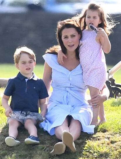 La duquesa de Cambridge, Kate Middleton, con sus hijos el príncipe Jorge y la princesa Carlota en Gloucestershire, Inglaterra.