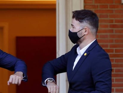 El presidente del Gobierno, Pedro Sánchez, se reúne con el portavoz de ERC, Gabriel Rufián, en una imagen de archivo.