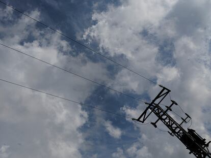 Una torre eléctrica de alta tensión en Madrid.