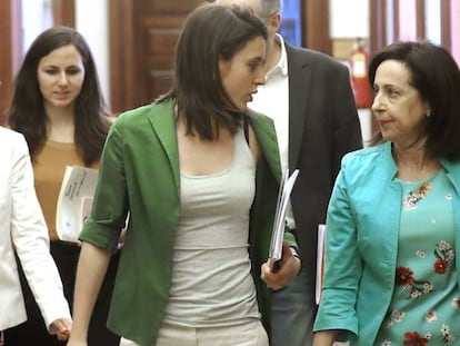 De derecha a izquierda, las portavoces del PSOE y Podemos, Margarita Robles e Irene Montero.