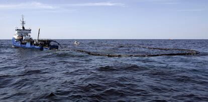 Un buque recoge crudo en las aguas del Golfo de México. La marea negra amenaza las costas de EE UU, en particular una reserva natural.