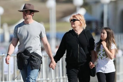 Hugh Jackman, con su mujer y su hija, de vacaciones en Sídney el pasado julio.