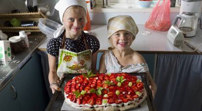 Duas meninas cozinhando.