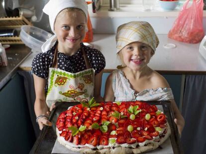 Duas meninas cozinhando.