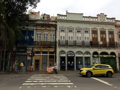 Rua do Catete, por volta das 14h, com todo o comércio fechado.