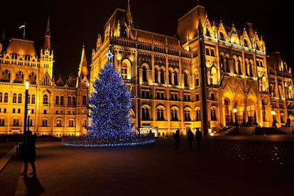 Vista de un árbol de navidad iluminado frente al Parlamento en la plaza Kossuth de Budapest (Hungría), el 2 de diciembre de 2018.