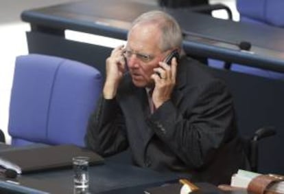 El ministro de Finanzas alemán, Wolfgang Schäuble, habla por teléfono durante una sesión extraordinaria del Bundestag (cámara baja alemana) en Berlín, Alemania. EFE/Archivo