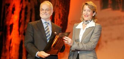 Javier Nadal, vicepresidente ejecutivo de la Fundación Telefónica, junto con Mari Cruz Rivera, delegada de empresas de La Caixa en Madrid.