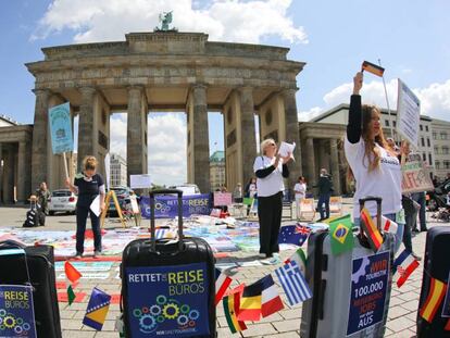 Miembros de agencias de viajes y de empresas de la industria del turismo se manifiestan el miércoles frente a la Puerta de Brandenburgo de Berlín para pedir al Gobierno alemán ayudas al sector. 
 