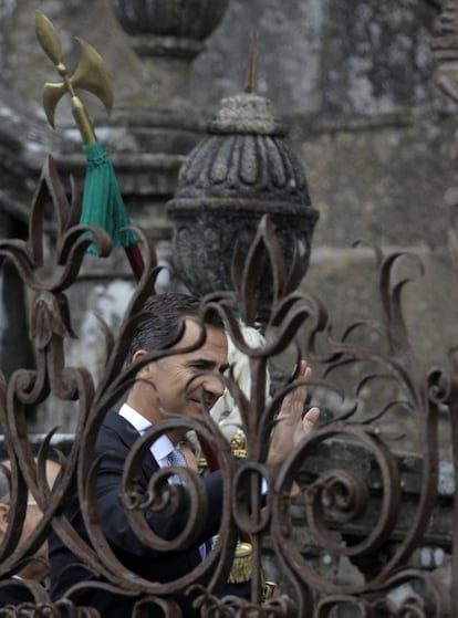 El rey Felipe VI a su llegada a la catedral de Santiago de Compostela.