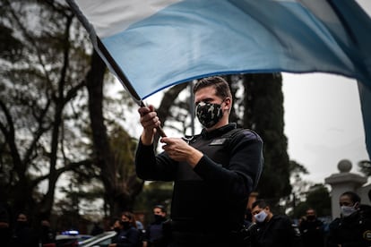 Policías protestan frente a la Quinta Presidencial de Olivos, en Buenos Aires.