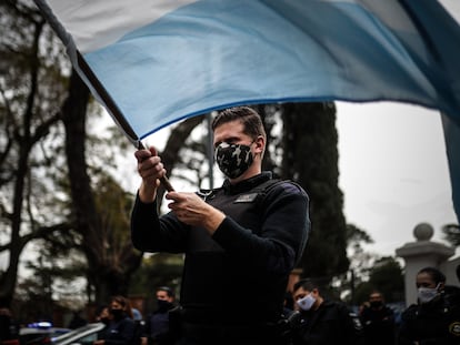 Policiais protestam diante da Quinta Presidencial de Olivos, em Buenos Aires, durante a greve por aumento de salários
