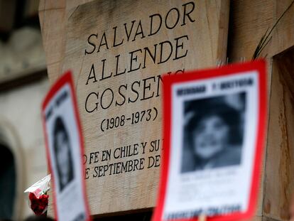 Miembros del Partido Comunista de Chile se manifiestan frente al monumento del expresidente chileno (1970-1973) Salvador Allende, en las afueras del palacio presidencial de La Moneda en Santiago, el pasado 4 de septiembre de 2020, en el 50º aniversario de su victoria presidencial.