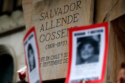 Miembros del Partido Comunista de Chile se manifiestan frente al monumento del expresidente chileno (1970-1973) Salvador Allende, en las afueras del palacio presidencial de La Moneda en Santiago, el pasado 4 de septiembre de 2020, en el 50º aniversario de su victoria presidencial.