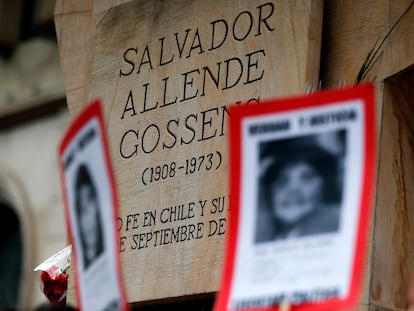 Miembros del Partido Comunista de Chile se manifiestan frente al monumento del expresidente chileno (1970-1973) Salvador Allende, en las afueras del palacio presidencial de La Moneda en Santiago, el pasado 4 de septiembre de 2020, en el 50º aniversario de su victoria presidencial.
