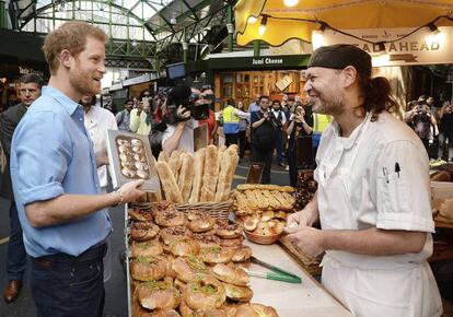 El príncipe Enrique visita uno de los stands del mercado de Borough, que reabrió tras once días del atentado terrorista en Londres.