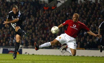 Ronaldo, ante Brown, durante un Manchester United-Real Madrid, en 2003