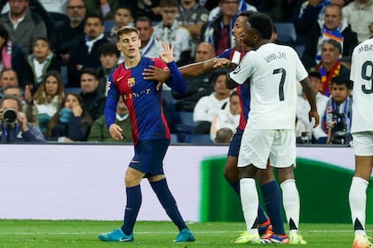 Gavi se encara con Vinicius, en la goleada del Barcelona al Real Madrid en el Santiago Bernabéu.