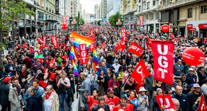 Centenares de personas durante la manifestación del Primero de Mayo en Madrid. 