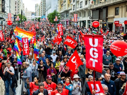 Centenares de personas durante la manifestación del Primero de Mayo en Madrid.