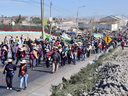 Manifestantes protestan contra el proyecto minero Tía María.