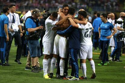 Los jugadores del Real Madrid felicitan a Cristiano Ronaldo por el gol del penalti.