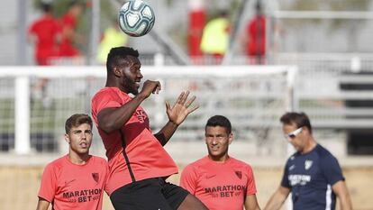 Joris Gnagnon durante un entrenamiento con el Sevilla.