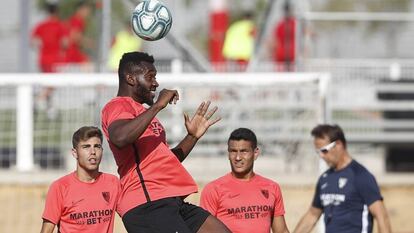 Joris Gnagnon durante un entrenamiento con el Sevilla.