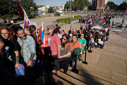 Cientos de personas hacen fila para despedirse de José 'Pepe' Mujica en el Palacio Legislativo de Uruguay, este 14 de mayo.