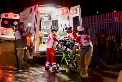 Ante las restricciones del Gobierno estadounidense, miles de migrantes se han quedado varados en México sin posibilidad de cruzar la frontera y recibir asilo. En la imagen, un grupo de paramédicos se prepara para subir a una víctima a una ambulancia.