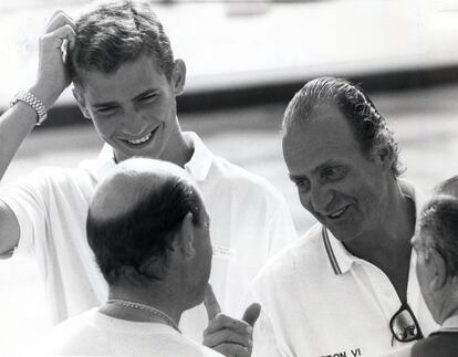 5 de agosto de 1988. Los Reyes de vacaciones en Mallorca. En la imagen, don Juan Carlos conversa con el duque de Arión en presencia del príncipe Felipe.