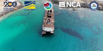 Embarcación semisumergida situada en Lanzarote, que los investigados usaban para abastecerse de combustible.