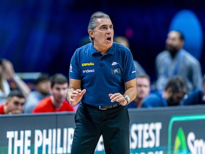 Sergio Scariolo da instrucciones durante el España-Finlandia de cuartos de final del Eurobasket 2022