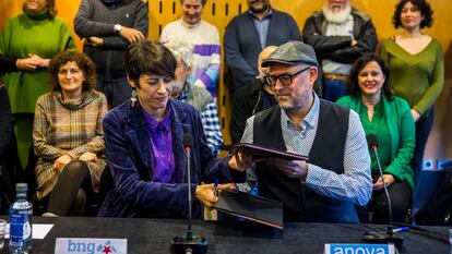 Pontón y Noriega firman el acuerdo este domingo en Santiago arropados al fondo por Beiras y otros dirigentes de ambos partidos nacionalistas.