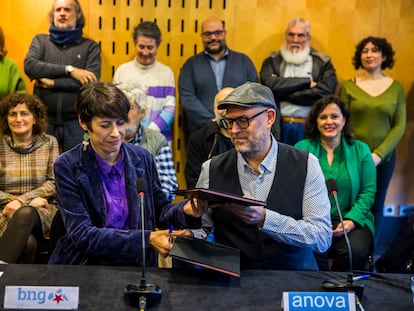 Pontón y Noriega firman el acuerdo este domingo en Santiago arropados al fondo por Beiras y otros dirigentes de ambos partidos nacionalistas.