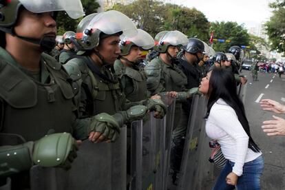 Una mujer discute con miembros de la Guardia Nacional Bolivaraiana (GNB) durante una protesta contra el gobierno de Venezuela, 17 de febrero de 2014, en el sector Altamira de Caracas (Venezuela).