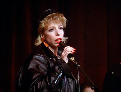 Julee Cruise cantando 'Falling' en el episodio piloto de la serie 'Twin Peaks' (1990).