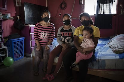 Medaly y sus hermanas Nayeli, Jimena y Yamilet, que nació durante la pandemia. Medaly cuenta que durante el cierre de la escuela no sabía cómo proceder porque los profesores mandaban tareas todos los días y ella no alcanzaba a todo. "Cuando ayudaba en sus tareas a mi hermana, que estaba en quinto de secundaria, o a la menor, me atrasaba”, explica. “En ocasiones pedíamos a alguien que nos prestara [dinero] para recargar el saldo del móvil, pero otras veces no teníamos a quién acudir. Ha sido más un año de esfuerzo que de aprendizaje, el colegio se volvió complicado”.