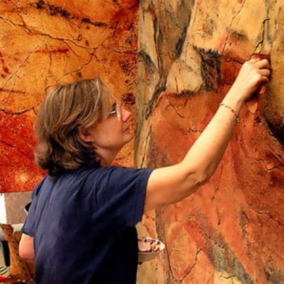 Matilde Múzquiz, trabajando en las réplicas de Altamira.