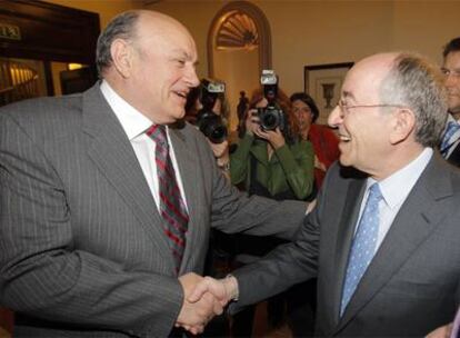 Juan Ramón Quintás (izquierda) y Miguel Ángel Fernández Ordoñez se saludan en el Foro Cinco Días.