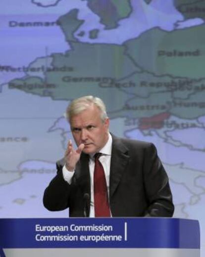 El vicepresidente de la Comisión Europea (CE) y comisario de Asuntos Económicos y Monetarios, Olli Rehn, ofrece una rueda de prensa en la sede de la Unión Europea, en Bruselas (Bélgica) hoy.