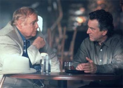Marlon Brando (izquierda) y Robert de Niro, en una imagen de 2001 de <i>The score,</i> de Frank Oz.
/ REUTERS