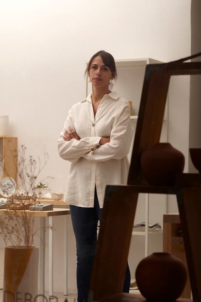 Déborah Abizanda fundadora de la marca de alfarería  D’A Ceramics.
